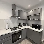 The Manchester Haven Sleeps 10 Near City Centre Breakfast Hamper Included