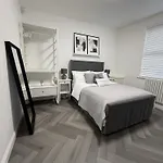 The Manchester Haven Sleeps 10 Near City Centre Breakfast Hamper Included