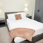 Luxury 2 Bed With Balcony Apartment *