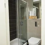 Luxury 2 Bed With Balcony Apartment *