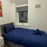 Cozy 5-bed Caldecott Stays-sleep 6 Hébergement de vacances Manchester