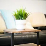 Aqua Springs, 2 Bedroom Sofa Bed, Sleeps 6, 1st Floor Apartment, Near Didsbury Manchester