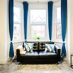 Aqua Springs, 2 Bedroom Sofa Bed, Sleeps 6, 1st Floor Apartment, Near Didsbury * Manchester