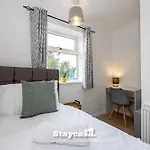 Spacious Cosy Cove With Large Driveway And Garden 度假居