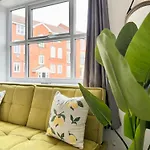 Stylish 2 Bed Centre Apartment *