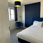 Pool&tennis Table - Up To 40 Percent Off Old Trafford 3 Bed מנצ'סטר