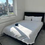 Pool&tennis Table - Up To 40 Percent Off Old Trafford 3 Bed בית נופש