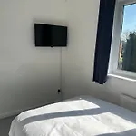 Pool&tennis Table - Up To 40 Percent Off Old Trafford 3 Bed * מנצ'סטר