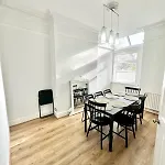 Large 5-bedroom House In Salford-free Parking-sleeps 10 *