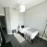Large 5-bedroom House In Salford-free Parking-sleeps 10 *