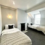 Large 5-bedroom House In Salford-free Parking-sleeps 10 * مانشستر
