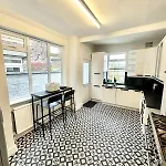 Large 5-bedroom House In Salford-free Parking-sleeps 10