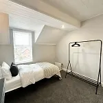 Large 5-bedroom House In Salford-free Parking-sleeps 10 مانشستر