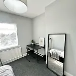 Large 5-bedroom House In Salford-free Parking-sleeps 10 بيت للعطل