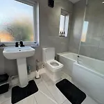 Airport House - Long Near Hospital!