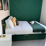 Airport House - Long Near Hospital! Holiday home Manchester