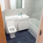 Spacious 2 Bed Flat, Free Parking, Close To Town *