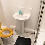 Spacious 2 Bed Flat, Free Parking, Close To Town Manchester