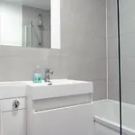 Apartament Spacious 2 Bed Flat, Free Parking, Close To Town
