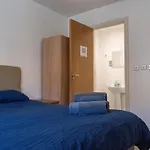 Spacious 2 Bed Flat, Free Parking, Close To Town *