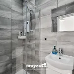 Tatil Evi The Cowesby 4-bed Street Parking