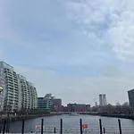 Modern High-rise Flat In Media City! 2 Beds, 2 Baths Apartamento