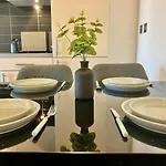Modern High-rise Flat In Media City! 2 Beds, 2 Baths *