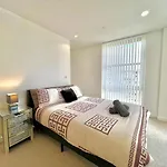 Modern High-rise Flat In Media City! 2 Beds, 2 Baths *