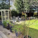 The Secret Garden Retreat With Hot Tub Prázdninový dům Manchester