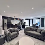 Luxury 5br With Access * Manchester