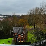 Chic 2-bed Flat - Coop Live & Ethiad *