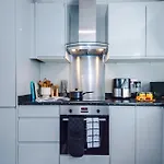 Cosy 3br Family Near Etihad And Coop Live - Free Parking! Prázdninový dům *