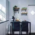 Cosy 3br Family Near Etihad And Coop Live - Free Parking! Prázdninový dům *