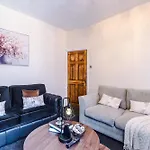 Cosy 3br Family Near Etihad And Coop Live - Free Parking! Prázdninový dům *
