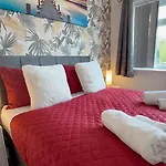 Contractor Stays, Fast Wifi, Free Parking, Work Appartement