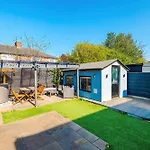 Stunning 3 Bedroom In Stretford, Game Room, Summer House, Smart Tv, Driveway Manchester