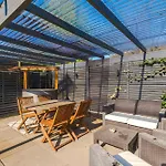 Stunning 3 Bedroom In Stretford, Game Room, Summer House, Smart Tv, Driveway Apartment *