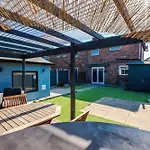 Stunning 3 Bedroom In Stretford, Game Room, Summer House, Smart Tv, Driveway * Manchester