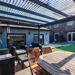 Stunning 3 Bedroom In Stretford, Game Room, Summer House, Smart Tv, Driveway * Manchester