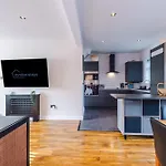 Stunning 3 Bedroom In Stretford, Game Room, Summer House, Smart Tv, Driveway Apartment *