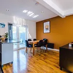 Stunning 3 Bedroom In Stretford, Game Room, Summer House, Smart Tv, Driveway Apartment *