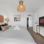 1 Bed Old Trafford Flat Rooftop Views Apartment *