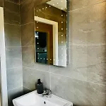 Hub - 2br With Free Parking, Near Airport & Attractions *