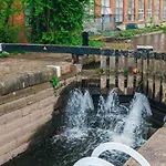 Hive Near Etihad Coop Live Appartement *