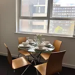 Chic Trafford Apartment, Private Underground Parking, Fast Wi-fi, Self Check-in Anytime, 5 Mins To Old Trafford Stadium Lejlighed