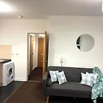 Chic Trafford Apartment, Private Underground Parking, Fast Wi-fi, Self Check-in Anytime, 5 Mins To Old Trafford Stadium Lejlighed