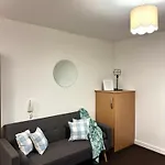 Chic Trafford Apartment, Private Underground Parking, Fast Wi-fi, Self Check-in Anytime, 5 Mins To Old Trafford Stadium Lejlighed Manchester
