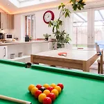 Luxury Sleeps 9 With Hot Tub & Pool Apartman