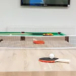 Luxury Sleeps 9 With Hot Tub & Pool Manchester