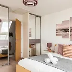 Luxury Sleeps 9 With Hot Tub & Pool Apartman Manchester